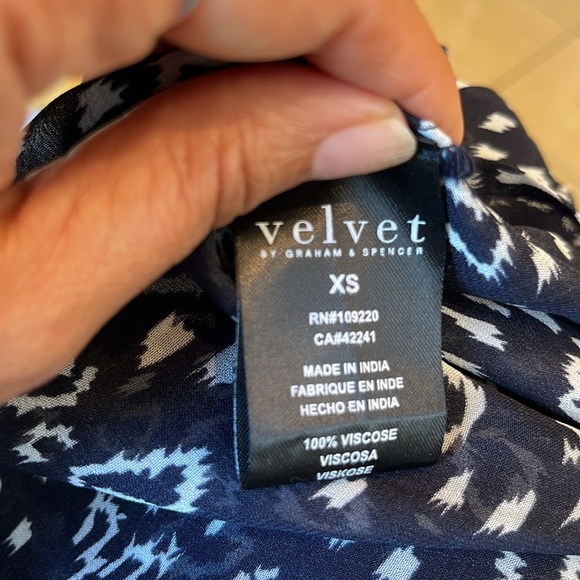 Like new Velvet by Graham & Spencer sheer 3/4 sleeve blouse - Picture 8 of 9